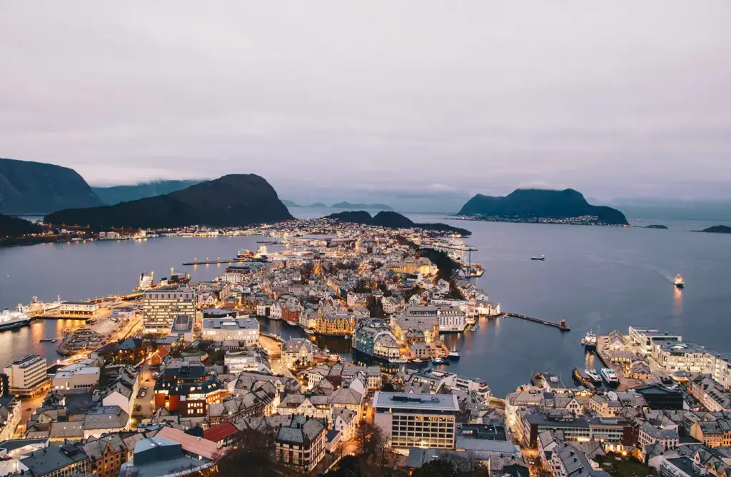 Kuzey Norveç'te kuzey ışıkları altında köpek kızağı macerası