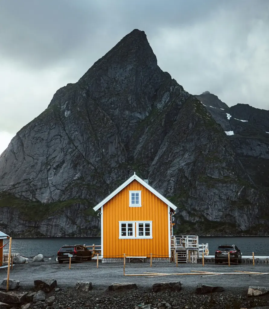 Arktik kıyılarına yakın, sarp bir kayalık dağın eteğindeki sarı kulübe