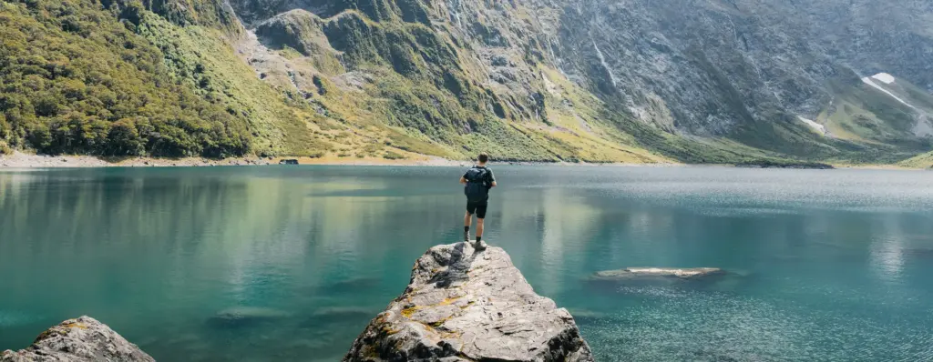Norveç dağ manzarası dokusuyla süslenmiş Norvec başlık tipografisi